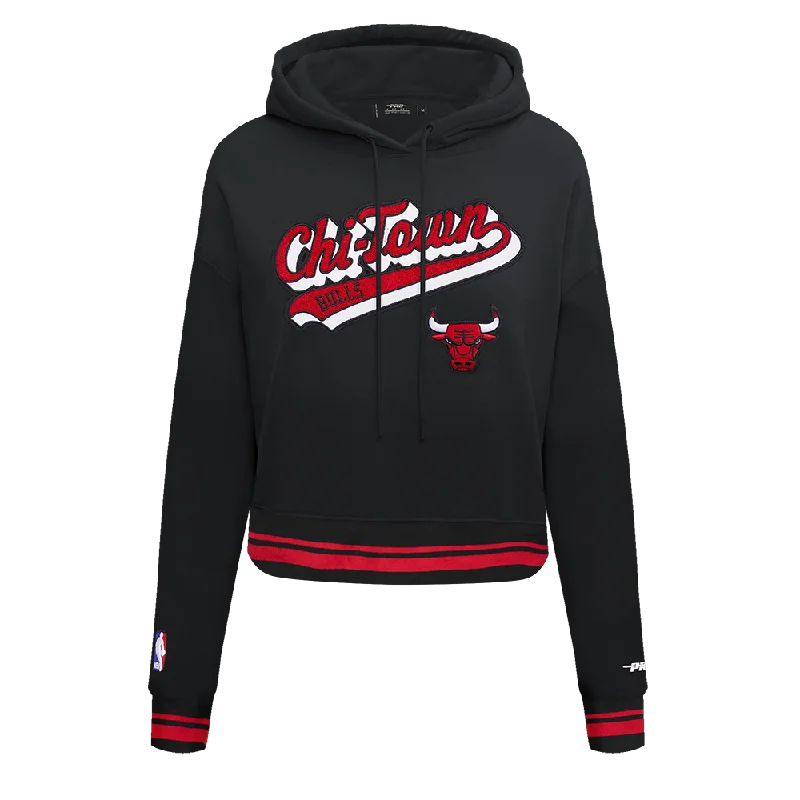 NBA CHICAGO BULLS SCRIPT TAIL WOMEN'S RIB FLC CROPPED PO HOODIE (BLACK/RED/BLACK)